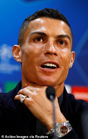 Học hỏi cách khoe của khéo léo cùng Cristiano Ronaldo điệu đà sang chảnh - Ảnh 2.