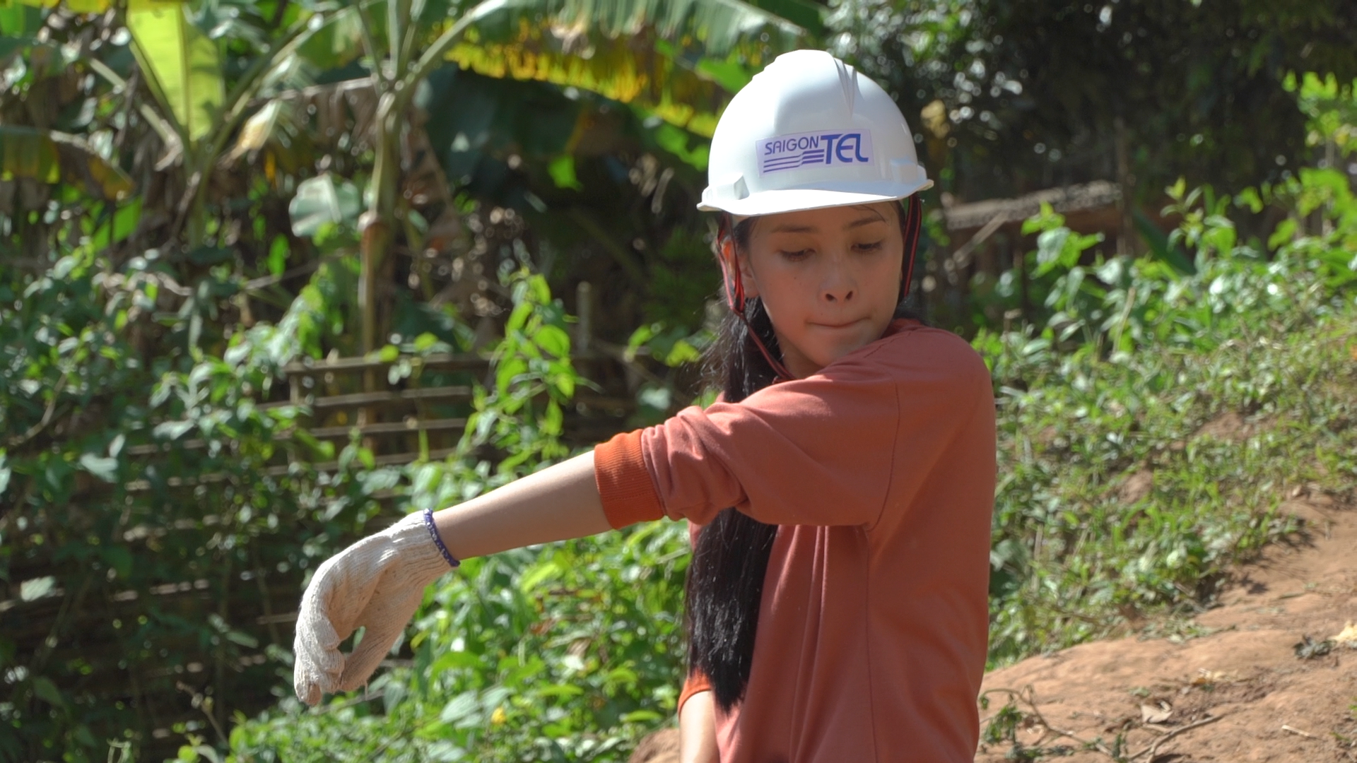 Hoa hậu Tiểu Vy để mặt mộc, ướt đẫm mồ hôi vì đẩy xe đất, đào giếng cho bà con Bản Nịu - Ảnh 3. Hoa hậu Tiểu Vy để mặt mộc, ướt đẫm mồ hôi vì đẩy xe đất, đào giếng cho bà con Bản Nịu - Ảnh 3.