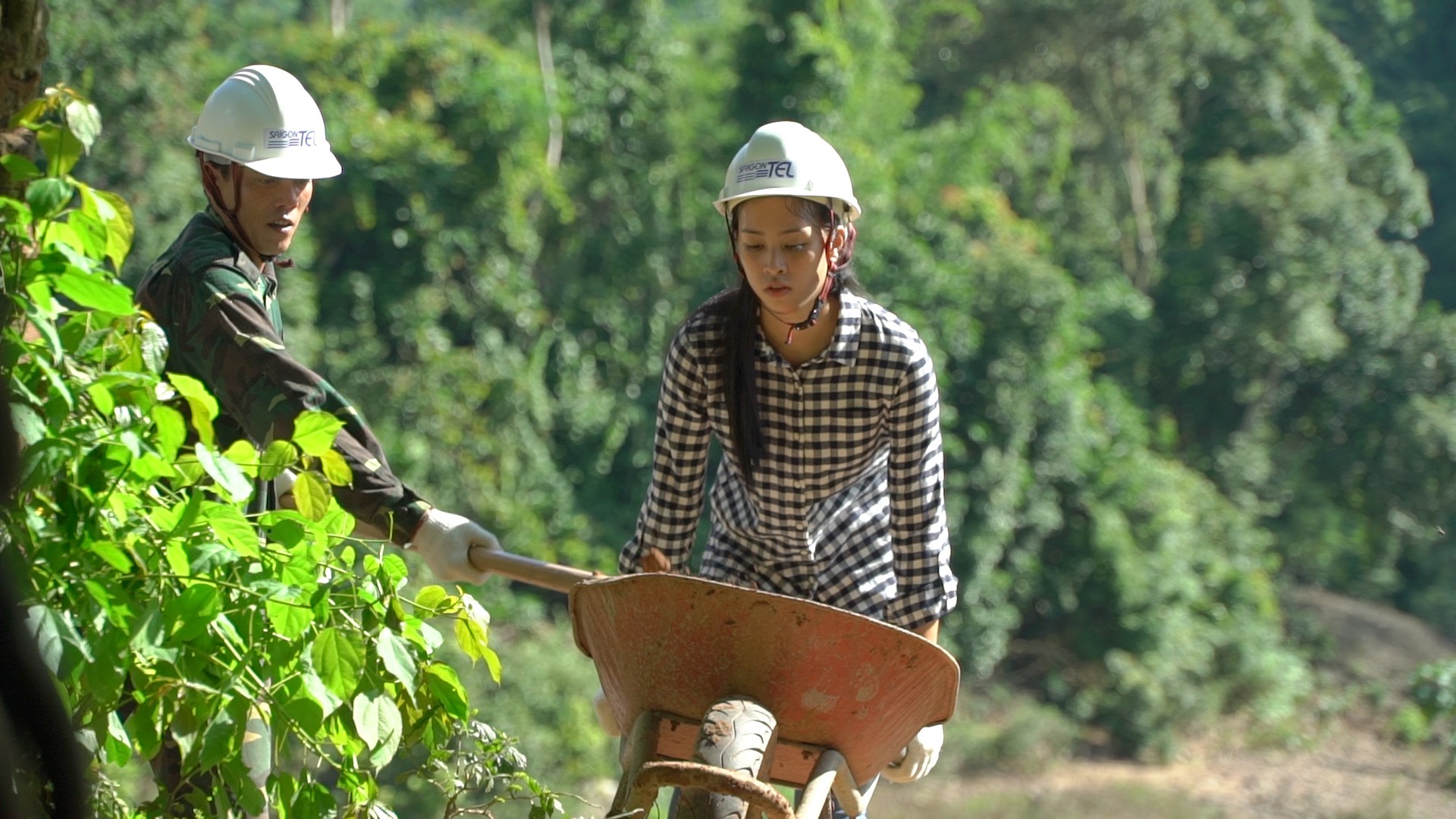 Hoa hậu Tiểu Vy để mặt mộc, ướt đẫm mồ hôi vì đẩy xe đất, đào giếng cho bà con Bản Nịu - Ảnh 4. Hoa hậu Tiểu Vy để mặt mộc, ướt đẫm mồ hôi vì đẩy xe đất, đào giếng cho bà con Bản Nịu - Ảnh 4.