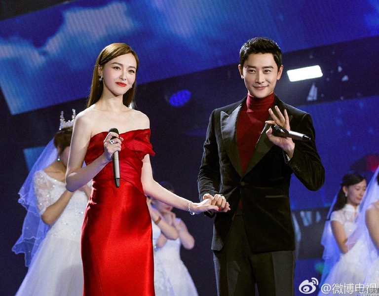 Những khoảnh khắc tình bể bình của cặp đôi Đường Yên - La Tấn: Chàng luôn nắm chặt tay nàng dù ở bất cứ nơi đâu - Ảnh 2.