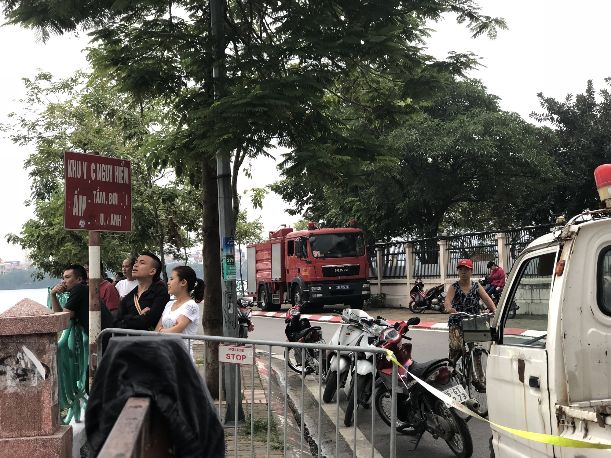 Bố mất tích ở Hồ Tây, con gái khóc lóc chờ lực lượng chức năng tìm kiếm thi thể - Ảnh 3.