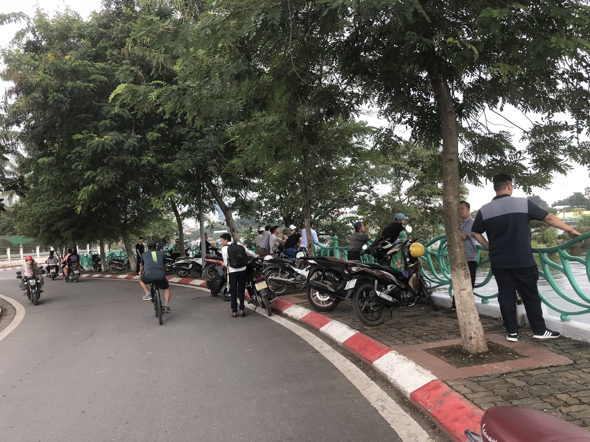 Bố mất tích ở Hồ Tây, con gái khóc lóc chờ lực lượng chức năng tìm kiếm thi thể - Ảnh 2.