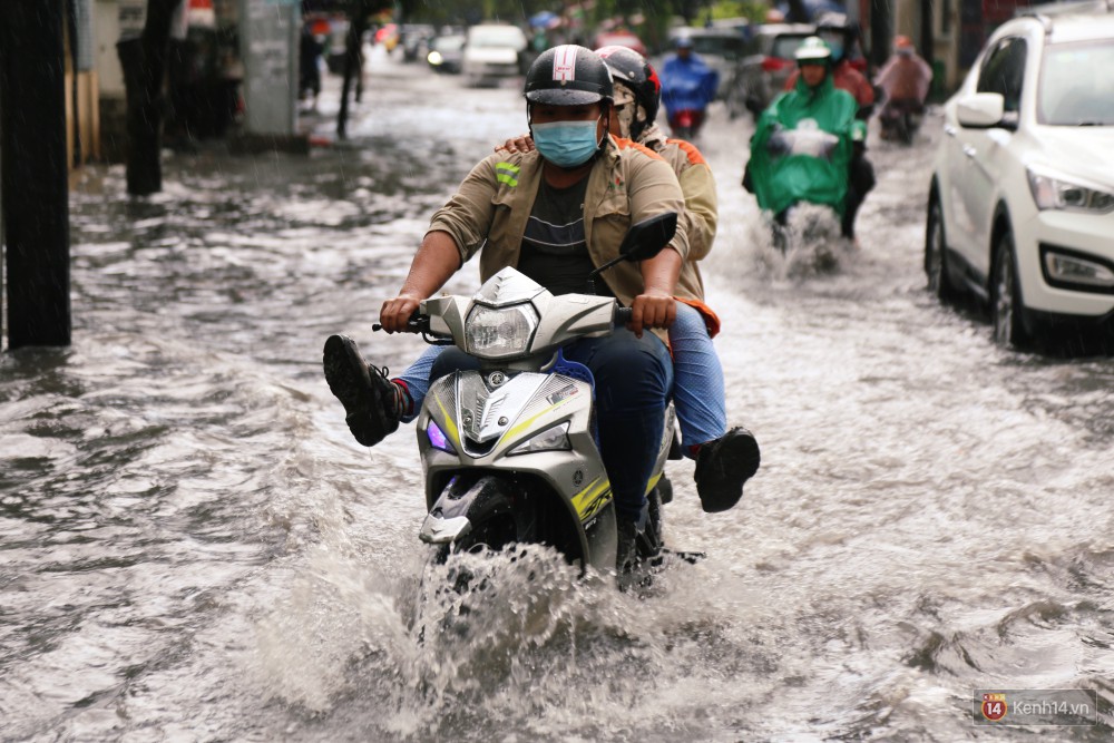 Học sinh Sài Gòn gồng mình lội nước về nhà vì đường biến thành sông sau mưa - Ảnh 3. Học sinh Sài Gòn gồng mình lội nước về nhà vì đường biến thành sông sau mưa - Ảnh 3.