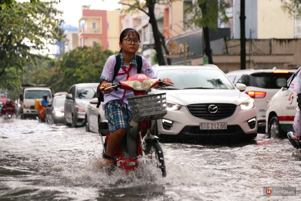 Học sinh Sài Gòn gồng mình lội nước về nhà vì đường biến thành sông sau mưa - Ảnh 6. Học sinh Sài Gòn gồng mình lội nước về nhà vì đường biến thành sông sau mưa - Ảnh 6.
