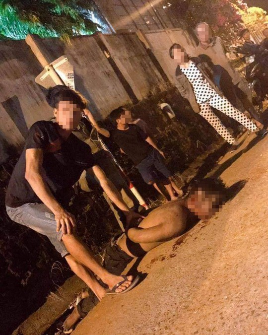 Nghi bắt c&oacute;c trẻ em, 1 thanh ni&ecirc;n bị nhiều người đ&aacute;nh tử vong - Ảnh 2.