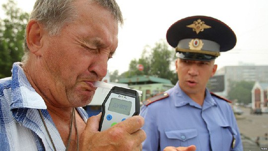 Ở nước ngo&agrave;i, say rượu l&aacute;i xe l&agrave; trảm ngay kh&ocirc;ng nương tay! - Ảnh 2.