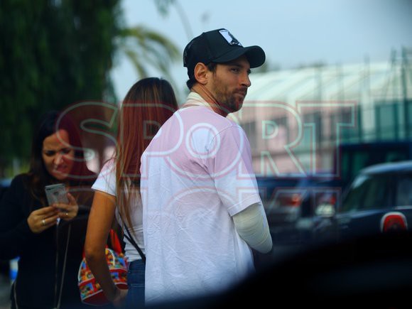 Messi đi dạo phố cùng vợ đẹp với cánh tay phải bó bột - Ảnh 4.