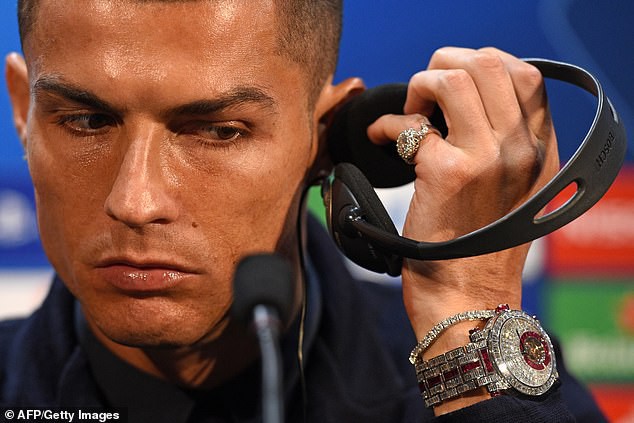 Học hỏi cách khoe của khéo léo cùng Cristiano Ronaldo điệu đà sang chảnh - Ảnh 1.