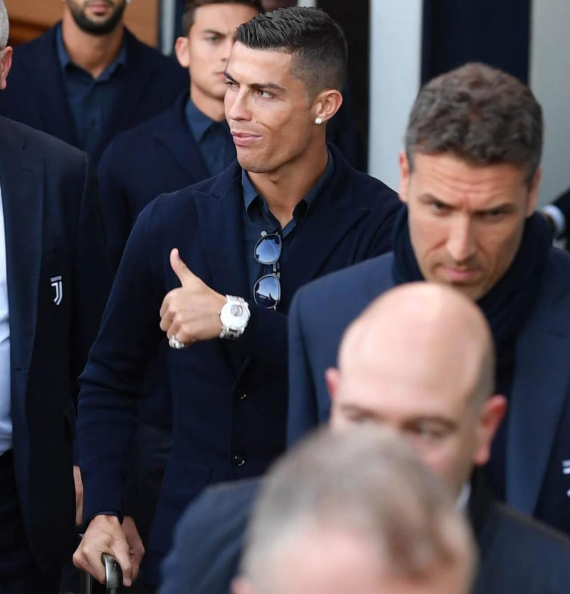 Học hỏi cách khoe của khéo léo cùng Cristiano Ronaldo điệu đà sang chảnh - Ảnh 3.