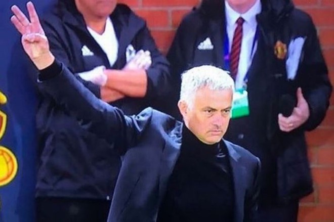 Mourinho làm CĐV Juventus bẽ mặt chỉ với 3 ngón tay - Ảnh 1.