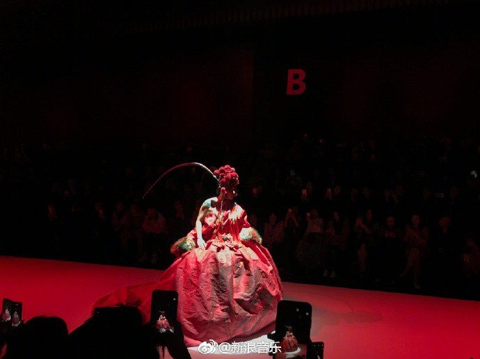 Nhĩ Thái Trần Chí Bằng tiếp tục đốt mắt dân tình với quần lót cũn cỡn và áo mưa trong suốt - Ảnh 8.