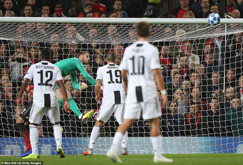 Ronaldo muôn năm! Ronaldo muôn năm!: Xúc động trước cảnh fan MU tri ân Ronaldo, con quái vật mà họ đã tạo ra - Ảnh 7.