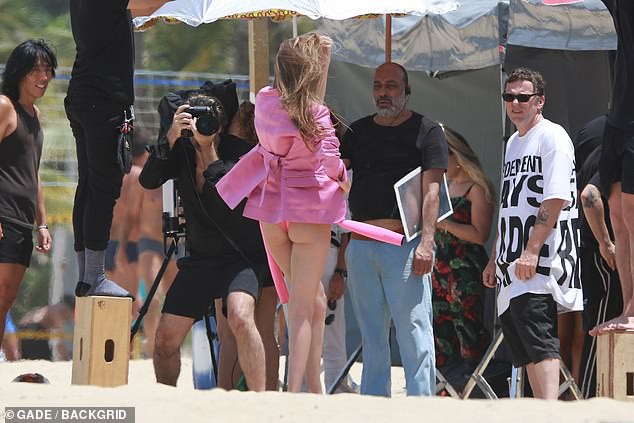Gigi Hadid thả rông vòng 1 và khoe dáng quá nóng bỏng, làm ê-kíp chụp ảnh cũng không thể rời mắt! - Ảnh 10.
