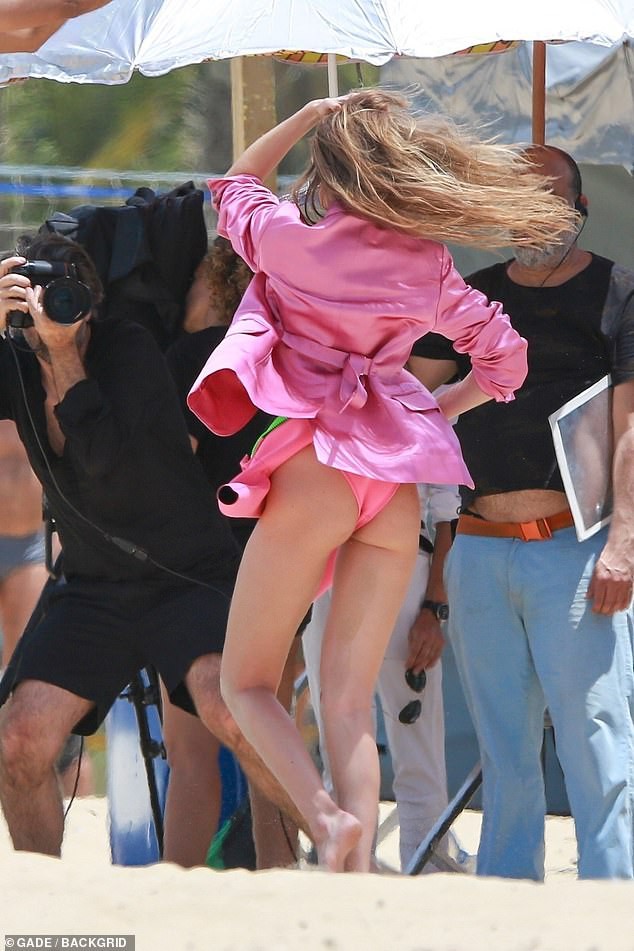 Gigi Hadid thả rông vòng 1 và khoe dáng quá nóng bỏng, làm ê-kíp chụp ảnh cũng không thể rời mắt! - Ảnh 3.