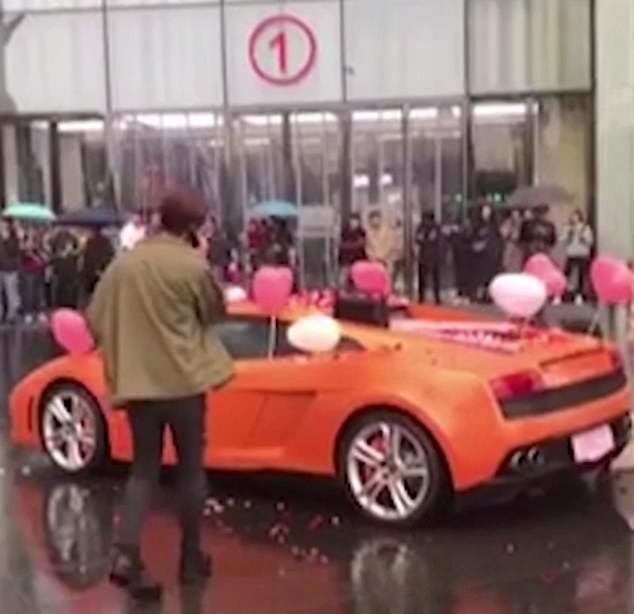 Ch&agrave;ng trai Trung Quốc mang Lamborghini đi cầu h&ocirc;n bạn g&aacute;i ngoại quốc xinh đẹp v&agrave; c&aacute;i kết kh&ocirc;ng ai ngờ - Ảnh 1.