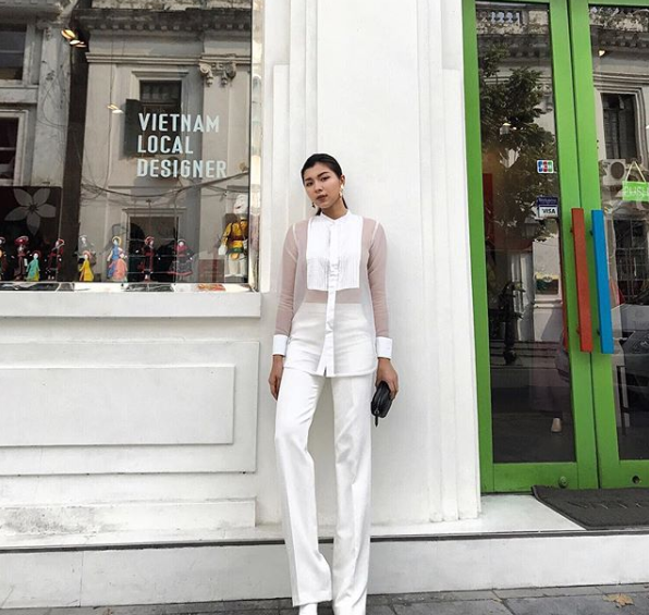 Đồng &Aacute;nh Quỳnh k&eacute;o ch&acirc;n d&agrave;i ngang ngửa c&aacute;i thang trong bức ảnh mới nhất đăng Instagram - Ảnh 1.