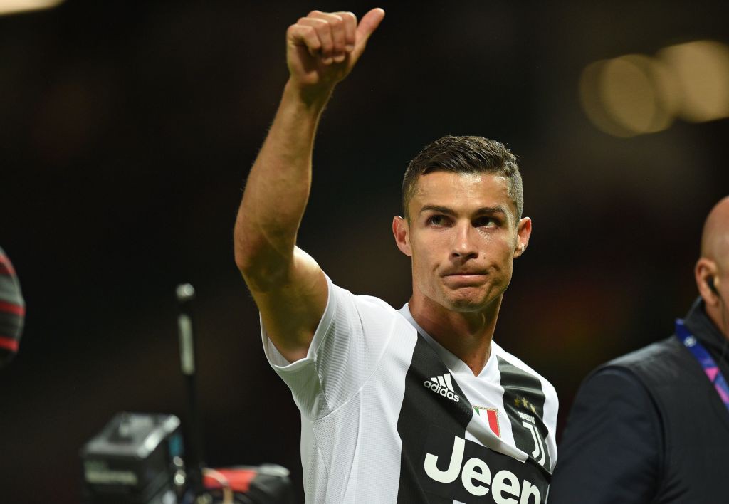 Ronaldo muôn năm! Ronaldo muôn năm!: Xúc động trước cảnh fan MU tri ân Ronaldo, con quái vật mà họ đã tạo ra - Ảnh 3.