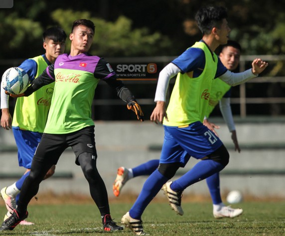 AFF CUP 2018: Văn Toàn ngã dúi dụi vì chạy quá nhanh  - Ảnh 5.