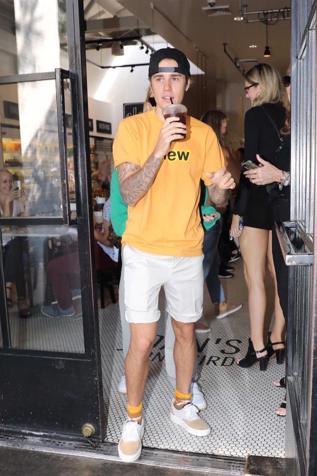 Justin Bieber đ&atilde; trở lại: sạch sẽ, bảnh bao, mỗi tội qu&ecirc;n k&eacute;o kho&aacute; quần - Ảnh 6.