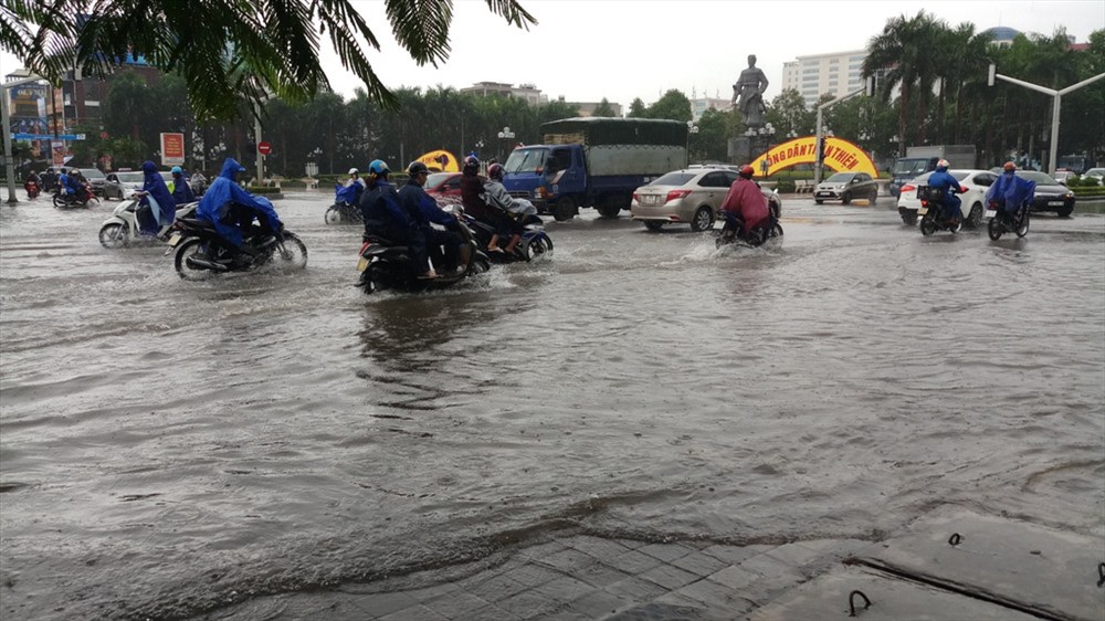 TP. Thanh Hóa ngập nặng, phố “biến” thành sông - Ảnh 2.