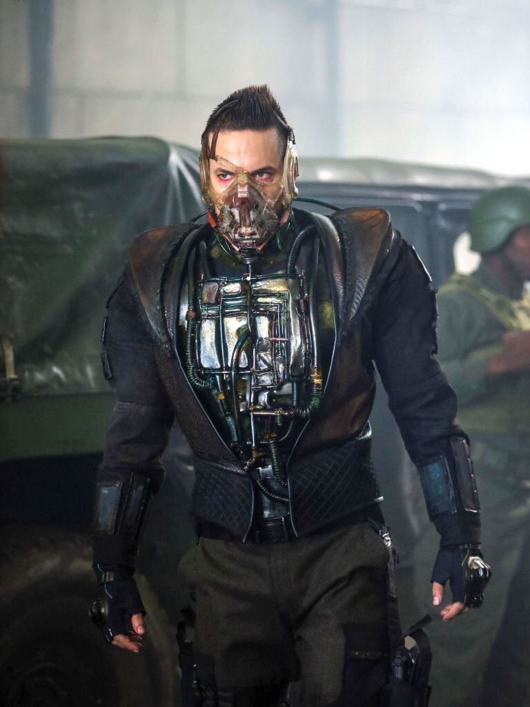 Tạo hình mới của ác nhân Bane phiên bản truyền hình bị chê kém sang, thua xa Tom Hardy trong The Dark Knight Rises - Ảnh 1. Tạo hình mới của ác nhân Bane phiên bản truyền hình bị chê kém sang, thua xa Tom Hardy trong The Dark Knight Rises - Ảnh 1.