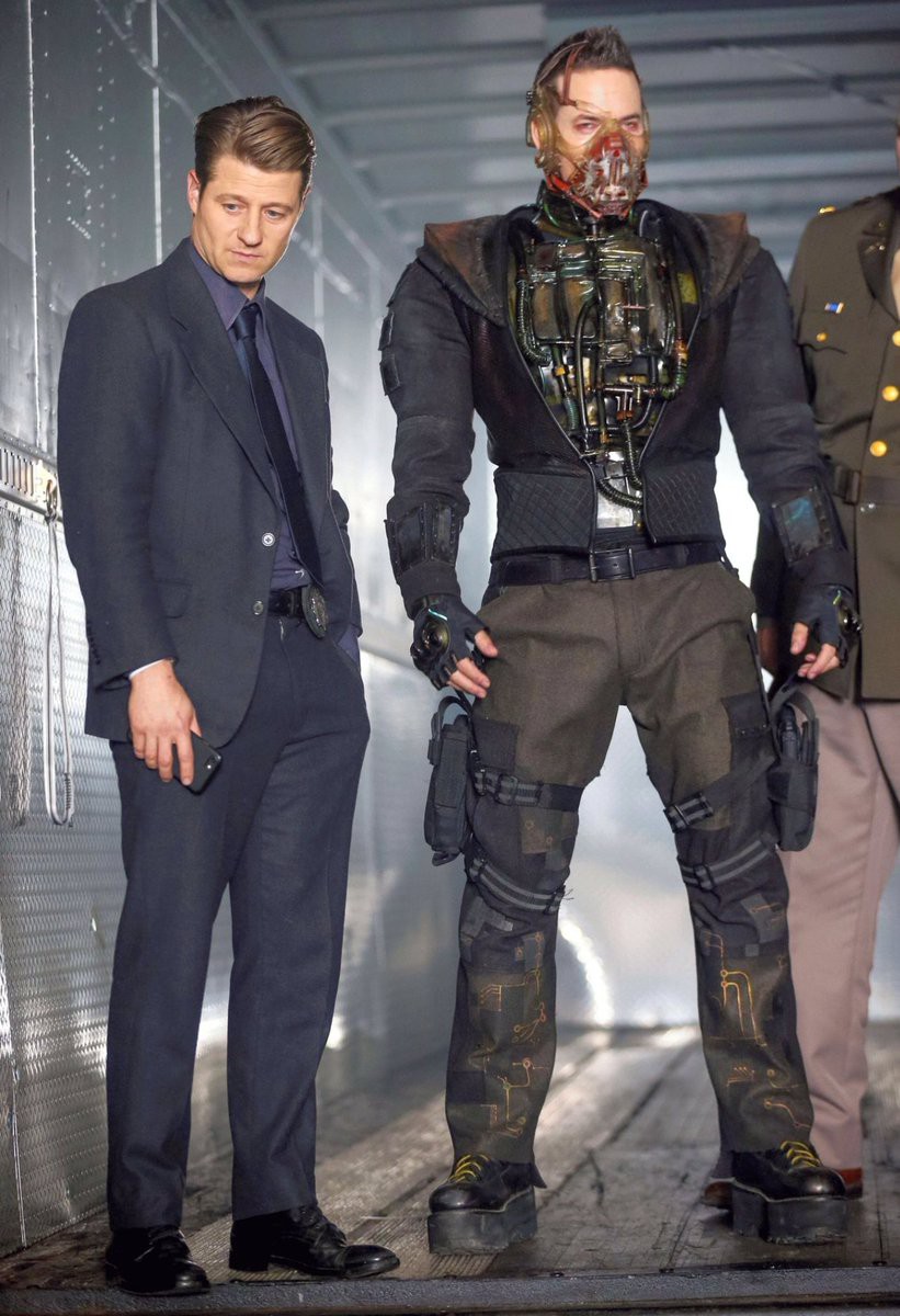 Tạo hình mới của ác nhân Bane phiên bản truyền hình bị chê kém sang, thua xa Tom Hardy trong The Dark Knight Rises - Ảnh 4. Tạo hình mới của ác nhân Bane phiên bản truyền hình bị chê kém sang, thua xa Tom Hardy trong The Dark Knight Rises - Ảnh 4.