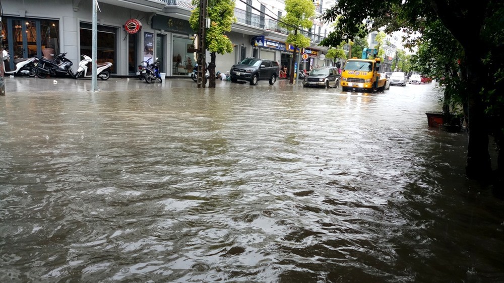 TP. Thanh Hóa ngập nặng, phố “biến” thành sông - Ảnh 3.