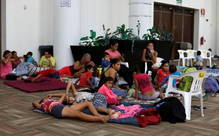 Ảnh: Người Mexico đi tránh bão nằm la liệt tại các trung tâm sơ tán - Ảnh 3. Ảnh: Người Mexico đi tránh bão nằm la liệt tại các trung tâm sơ tán - Ảnh 3.