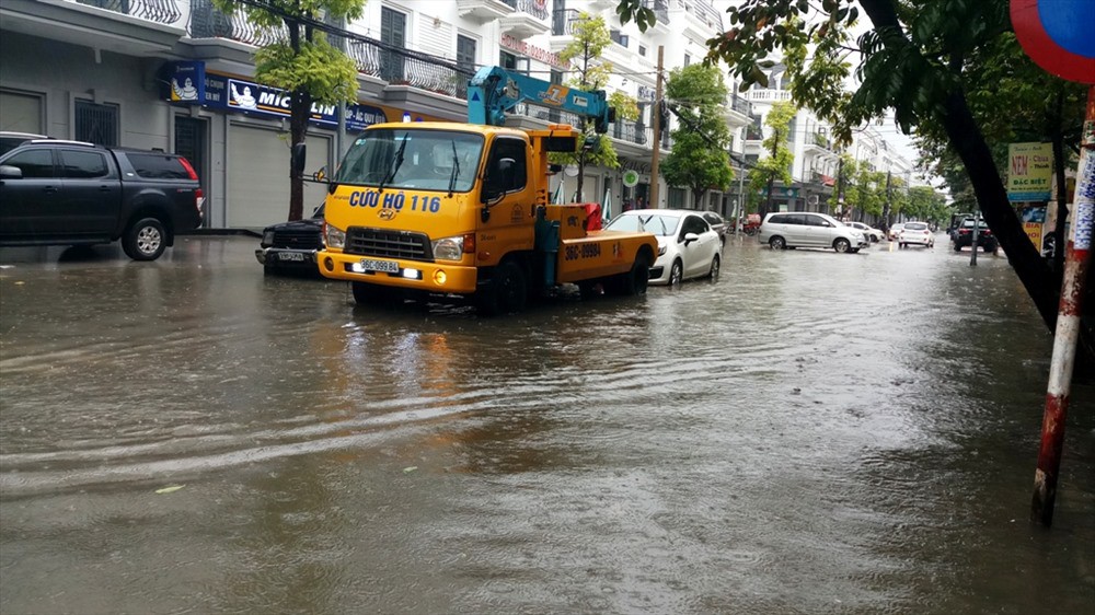 TP. Thanh Hóa ngập nặng, phố “biến” thành sông - Ảnh 4.