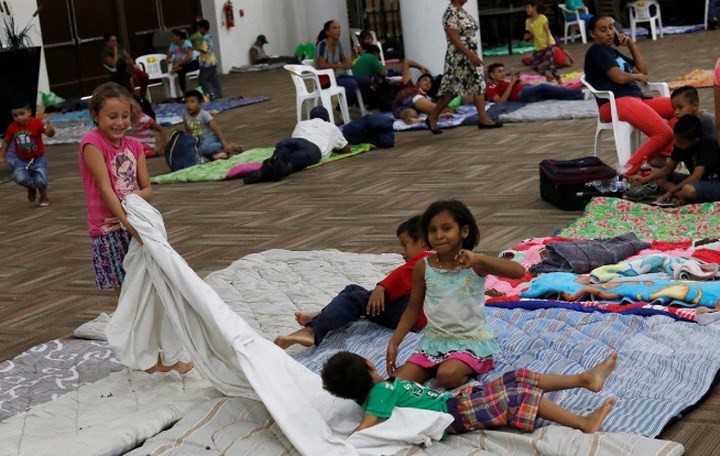Ảnh: Người Mexico đi tránh bão nằm la liệt tại các trung tâm sơ tán - Ảnh 4. Ảnh: Người Mexico đi tránh bão nằm la liệt tại các trung tâm sơ tán - Ảnh 4.