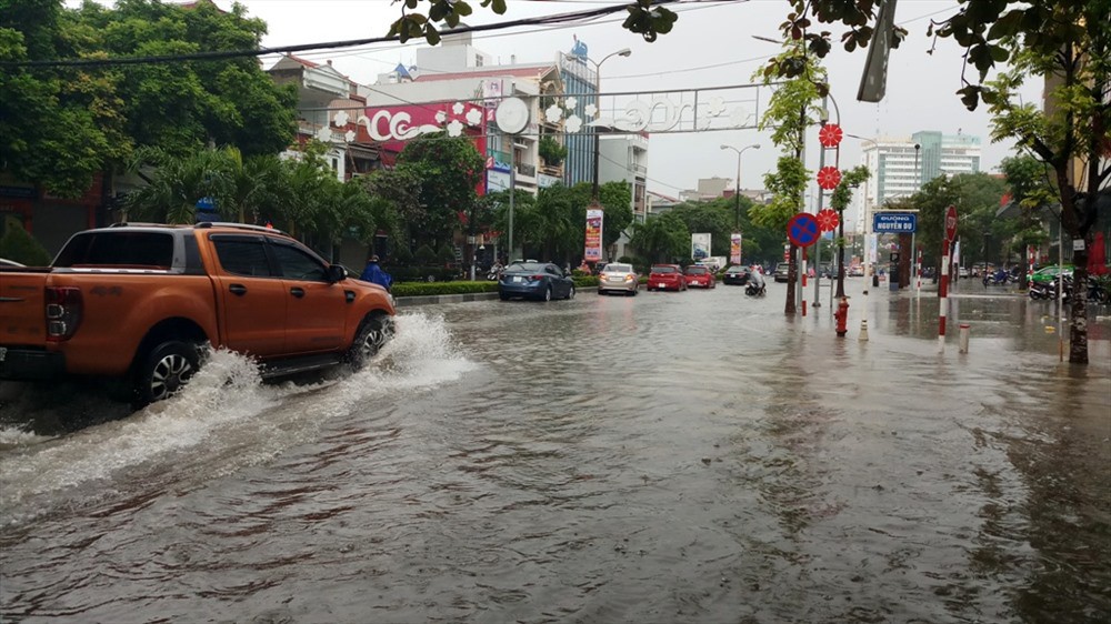 TP. Thanh Hóa ngập nặng, phố “biến” thành sông - Ảnh 5.
