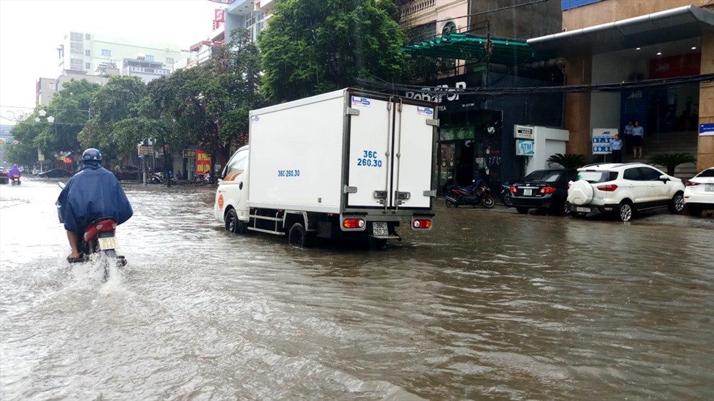 TP. Thanh Hóa ngập nặng, phố “biến” thành sông - Ảnh 6.