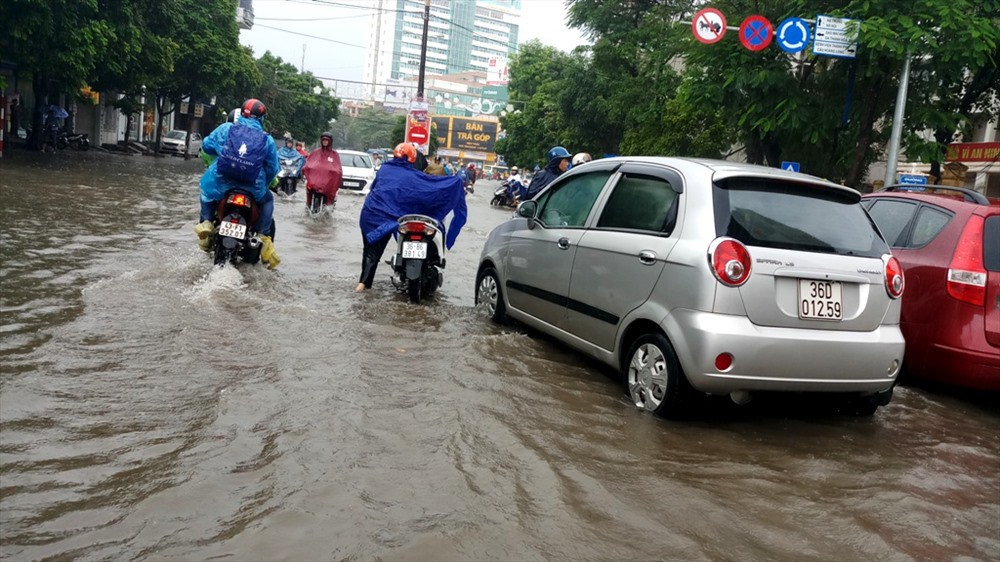 TP. Thanh Hóa ngập nặng, phố “biến” thành sông - Ảnh 7.