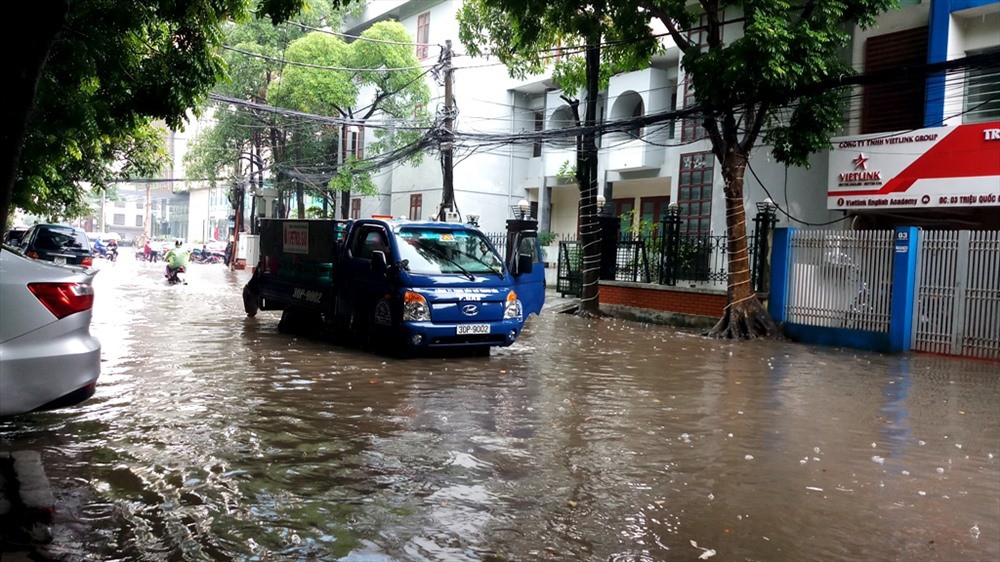 TP. Thanh Hóa ngập nặng, phố “biến” thành sông - Ảnh 8.