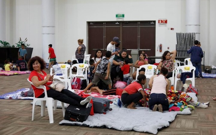 Ảnh: Người Mexico đi tránh bão nằm la liệt tại các trung tâm sơ tán - Ảnh 8. Ảnh: Người Mexico đi tránh bão nằm la liệt tại các trung tâm sơ tán - Ảnh 8.