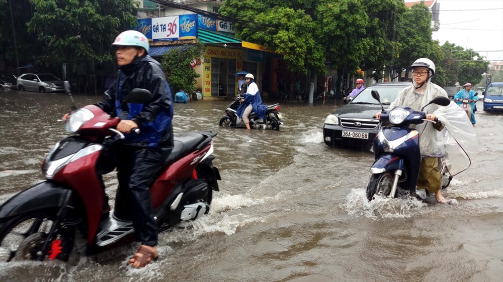TP. Thanh Hóa ngập nặng, phố “biến” thành sông - Ảnh 9.