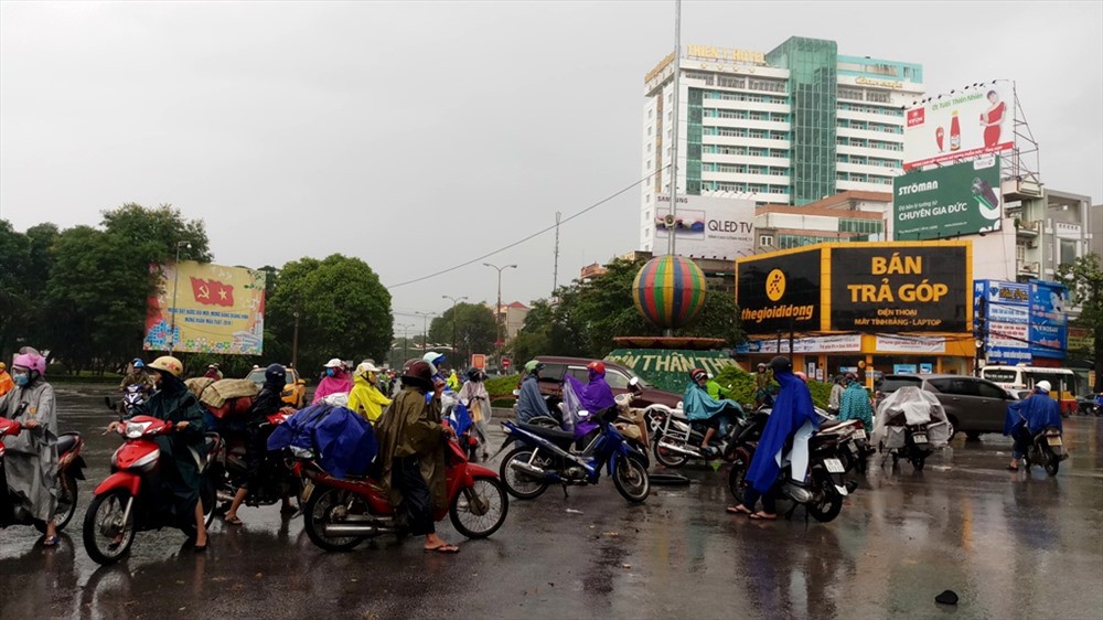 TP. Thanh Hóa ngập nặng, phố “biến” thành sông - Ảnh 10.