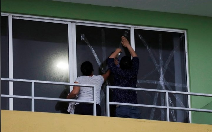 Ảnh: Người Mexico đi tránh bão nằm la liệt tại các trung tâm sơ tán - Ảnh 10. Ảnh: Người Mexico đi tránh bão nằm la liệt tại các trung tâm sơ tán - Ảnh 10.