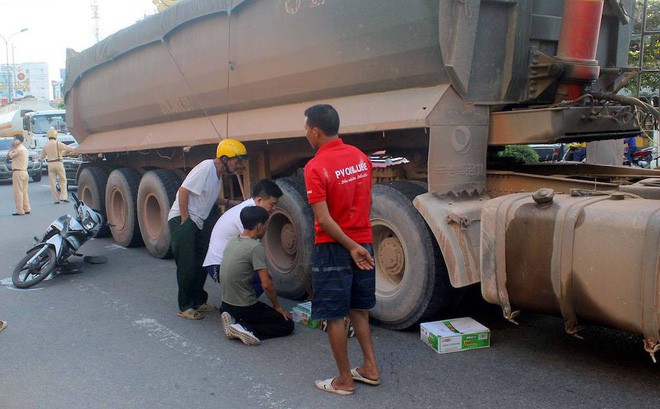 Va chạm với xe đầu kéo, 3 ông cháu đi học về gặp tai nạn thương vong - Ảnh 1.