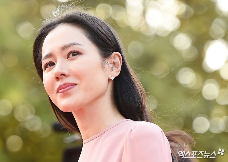 Thảm đỏ gây tranh cãi nhất hôm nay: Red Velvet bị ném đá vì sexy quá đà, Son Ye Jin và BTS giản dị vẫn quá nổi - Ảnh 10. Thảm đỏ gây tranh cãi nhất hôm nay: Red Velvet bị ném đá vì sexy quá đà, Son Ye Jin và BTS giản dị vẫn quá nổi - Ảnh 10.