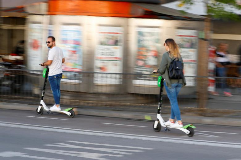 Tây Ban Nha cấm xe scooter điện đi trên vỉa hè - Ảnh 1. Tây Ban Nha cấm xe scooter điện đi trên vỉa hè - Ảnh 1.