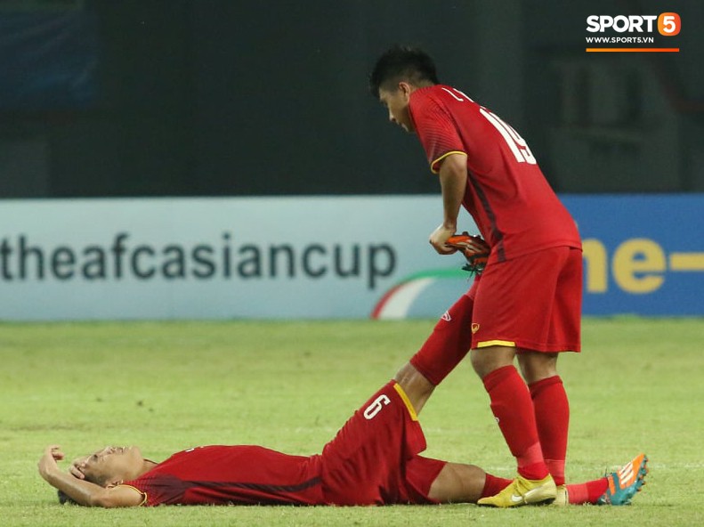 Tuyển thủ U19 Việt Nam lo lắng kêu cứu khi thấy đồng đội gục trên sân sau trận thua U19 Hàn Quốc - Ảnh 1.