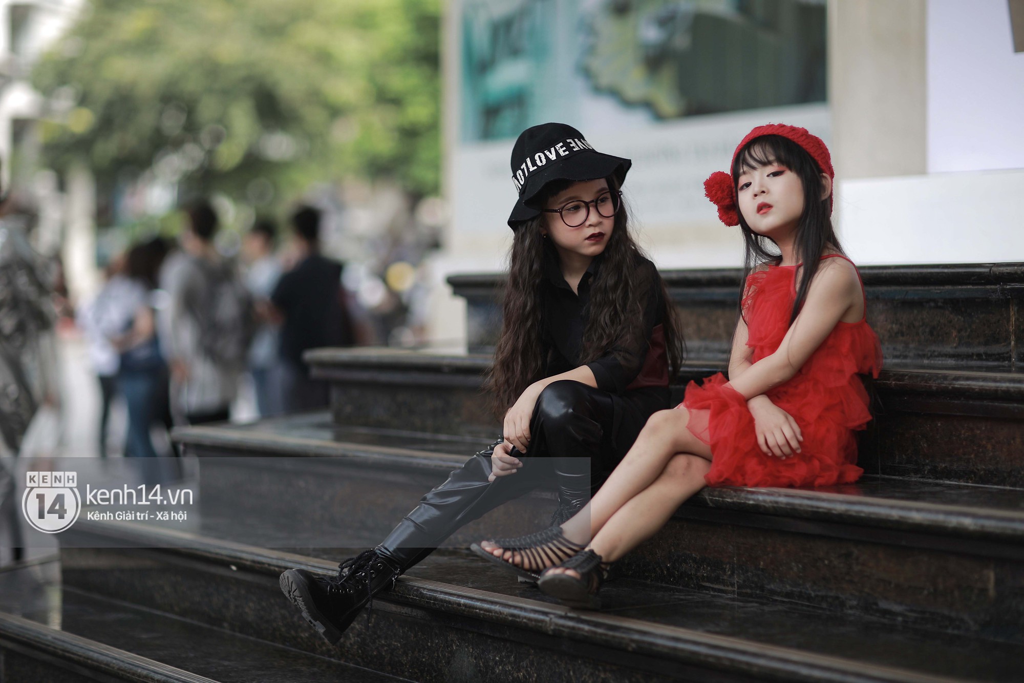 Street style VIFW ngày 3: Áo mưa, khăn quàng đỏ được các bạn trẻ trưng dụng, có người còn khiến bạn nghĩ đến Diên Hi Công Lược - Ảnh 16. Street style VIFW ngày 3: Áo mưa, khăn quàng đỏ được các bạn trẻ trưng dụng, có người còn khiến bạn nghĩ đến Diên Hi Công Lược - Ảnh 16.