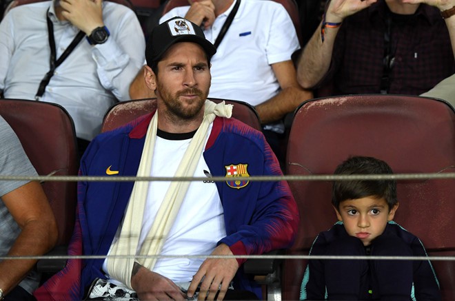 Messi bó bột tay phải, được cậu con trai cả mang thần thái vạn người mê hộ tống tới xem Barca thi đấu - Ảnh 3.