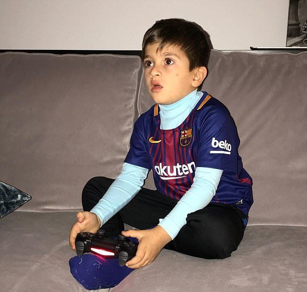 Messi bó bột tay phải, được cậu con trai cả mang thần thái vạn người mê hộ tống tới xem Barca thi đấu - Ảnh 7.