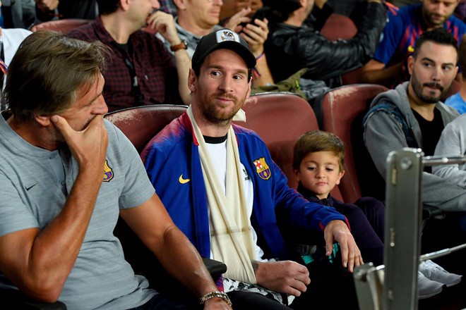 Messi bó bột tay phải, được cậu con trai cả mang thần thái vạn người mê hộ tống tới xem Barca thi đấu - Ảnh 1.