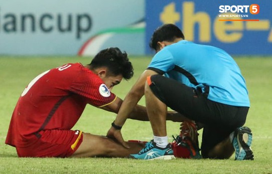 Tuyển thủ U19 Việt Nam lo lắng kêu cứu khi thấy đồng đội gục trên sân sau trận thua U19 Hàn Quốc - Ảnh 4.