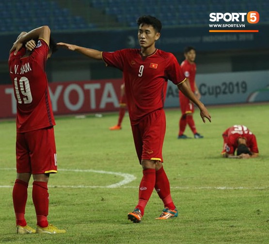 Tuyển thủ U19 Việt Nam lo lắng kêu cứu khi thấy đồng đội gục trên sân sau trận thua U19 Hàn Quốc - Ảnh 5.