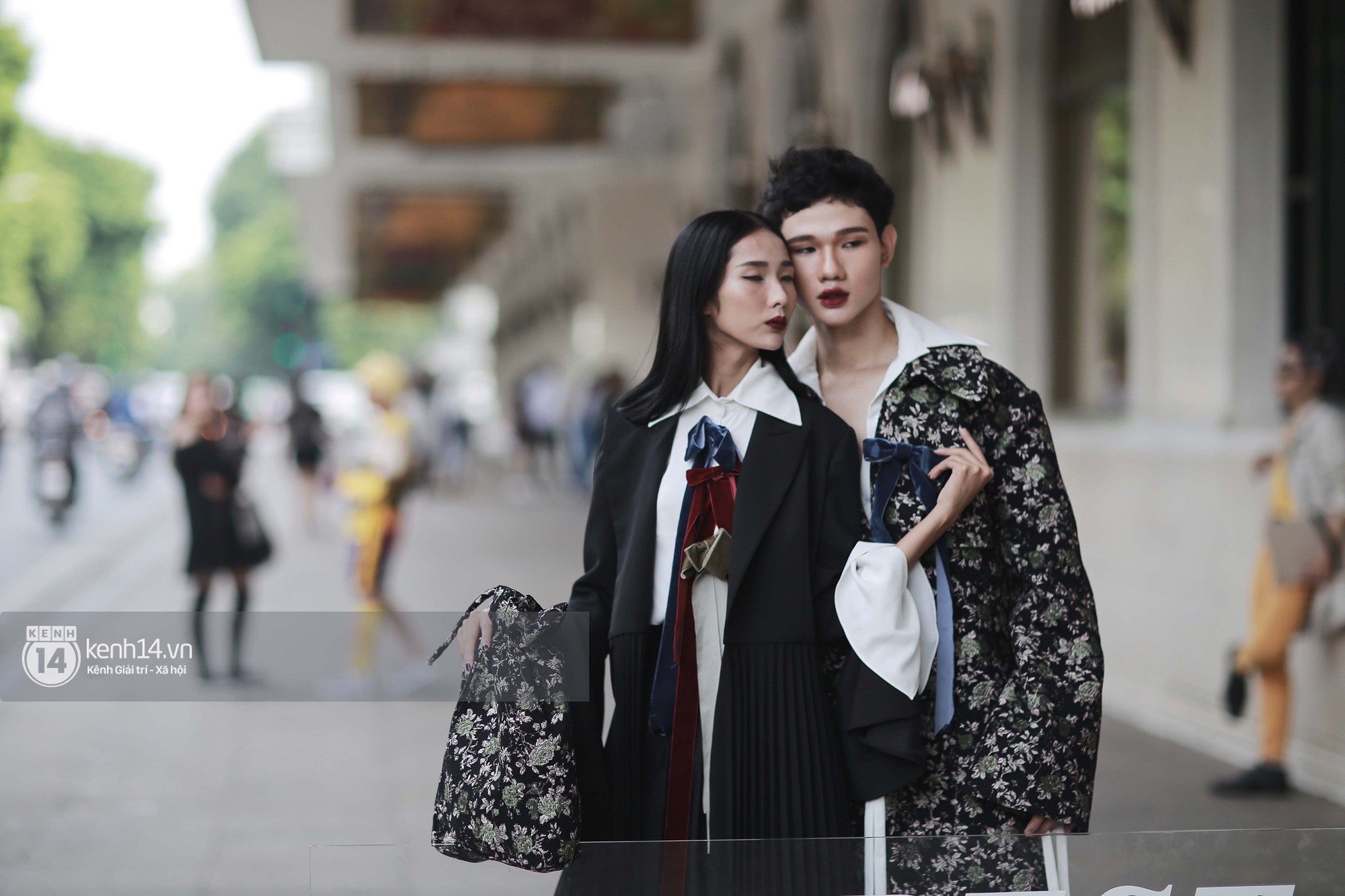 Street style VIFW ngày 3: Áo mưa, khăn quàng đỏ được các bạn trẻ trưng dụng, có người còn khiến bạn nghĩ đến Diên Hi Công Lược - Ảnh 6. Street style VIFW ngày 3: Áo mưa, khăn quàng đỏ được các bạn trẻ trưng dụng, có người còn khiến bạn nghĩ đến Diên Hi Công Lược - Ảnh 6.
