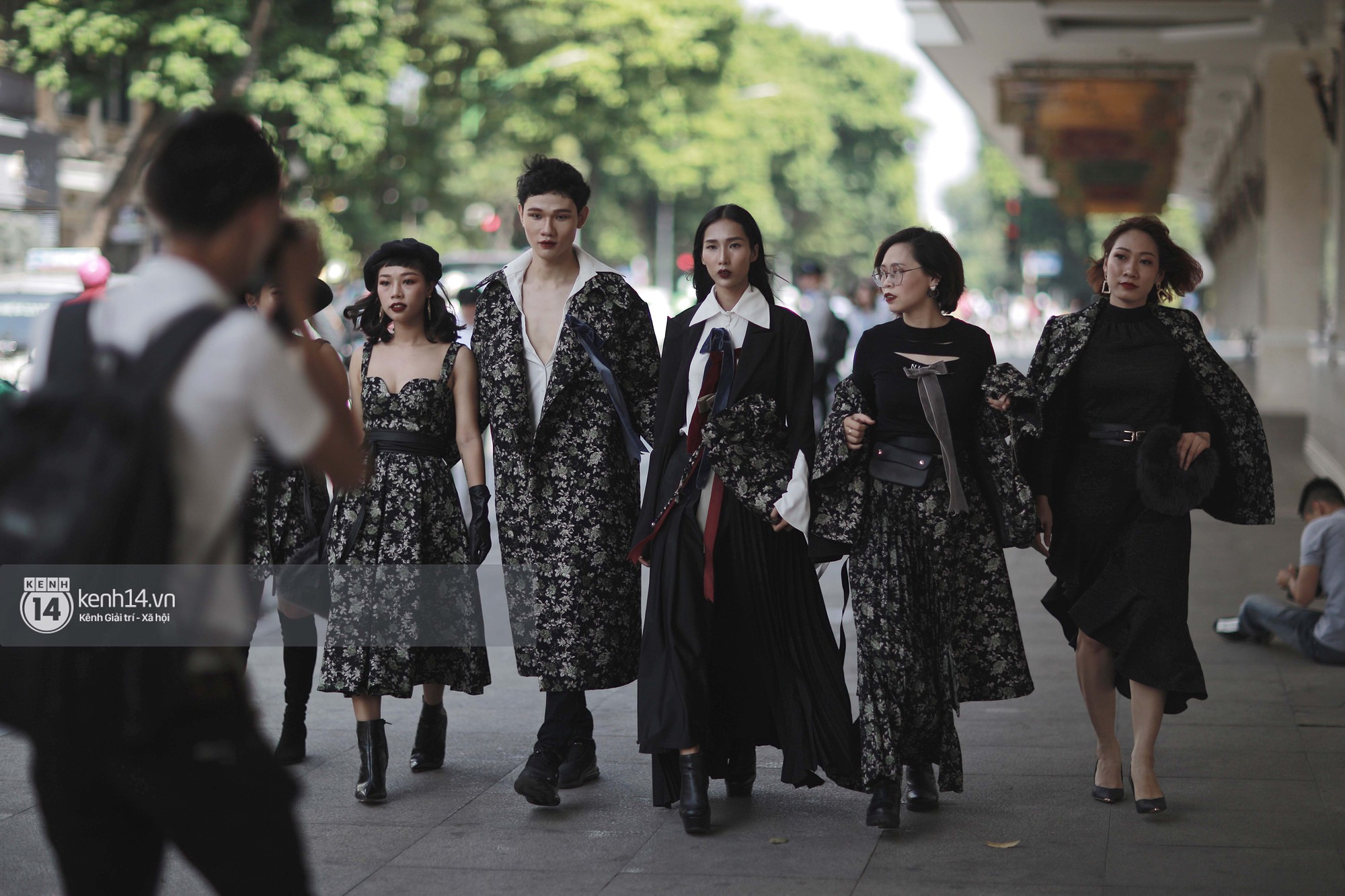 Street style VIFW ngày 3: Áo mưa, khăn quàng đỏ được các bạn trẻ trưng dụng, có người còn khiến bạn nghĩ đến Diên Hi Công Lược - Ảnh 5. Street style VIFW ngày 3: Áo mưa, khăn quàng đỏ được các bạn trẻ trưng dụng, có người còn khiến bạn nghĩ đến Diên Hi Công Lược - Ảnh 5.